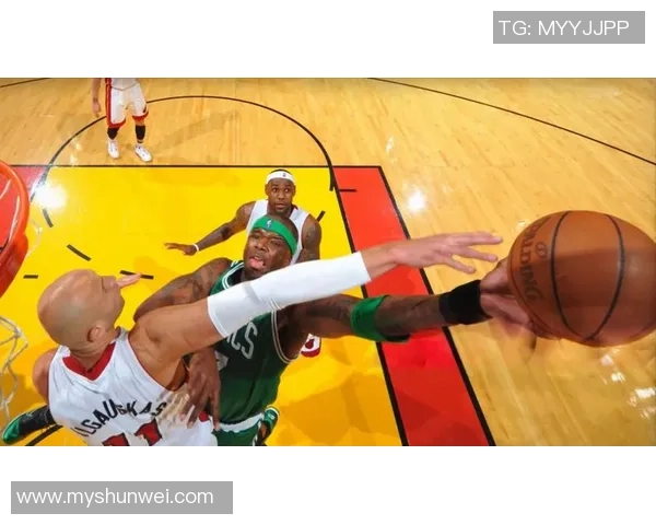 詹姆斯在热火对黄蜂的比赛中仅用15分钟狂砍28分展现超强实力